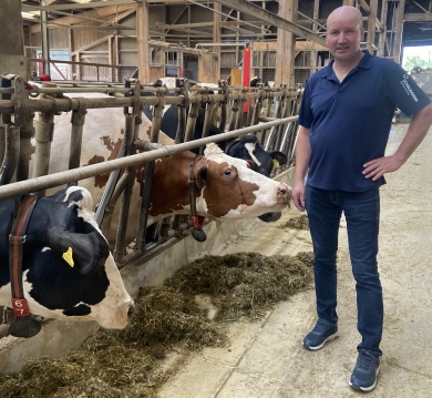 L’allevatore Erich con le sue mucche